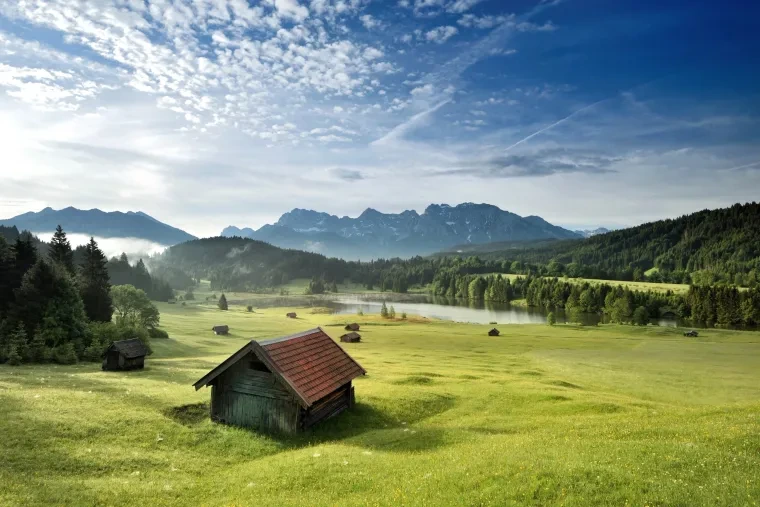 Malerischer Sonnenaufgang am Geroldsee bei Garmisch-Partenkirchen. Blick über den stillen See auf das Karwendelgebirge im weichen Morgenlicht.