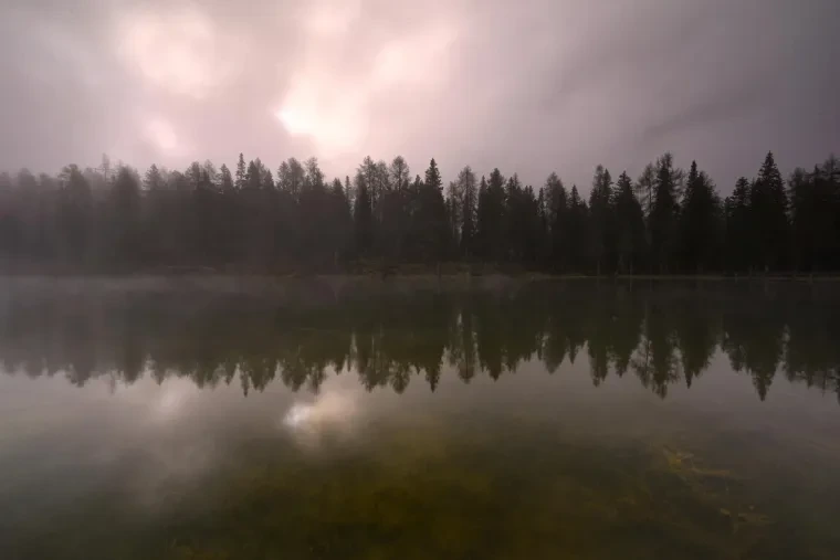 Landschaft – Dolomiten, See, Spiegelung, Nebel, Frühling