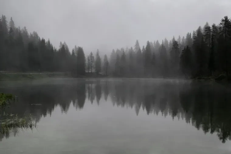 Landschaft – Dolomiten, See, Spiegelung, Nebel, Frühling