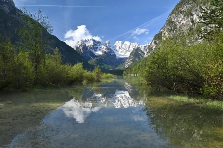 Landschaft – Dolomiten, Flusslandschaft, Spiegelung, Frühling