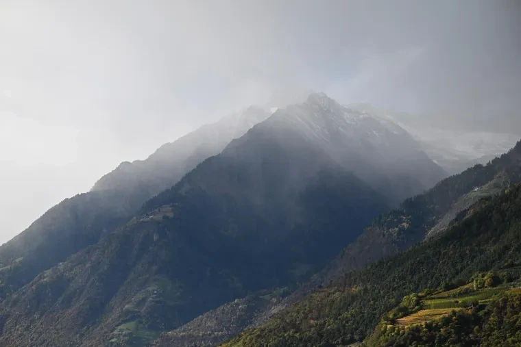 Landschaft – Südtirol,Meran, Gebirge, Mystisch,Nebel, Herbst