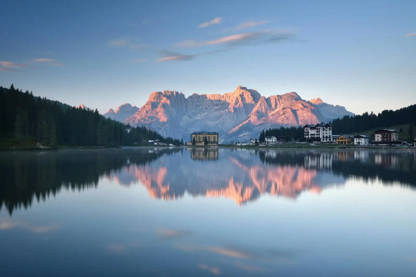 Das Titelbild meines Bergseen-Kalenders: Der Lago di Misurina mit den Drei Zinnen im zarten Morgenlicht