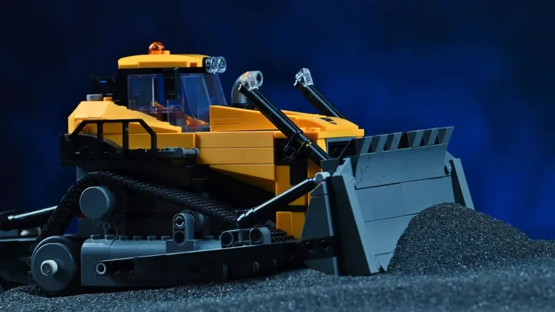 Nahaufnahme der Kabine und des angehobenen Räumschilds des LEGO Gelben Bulldozers (60466)