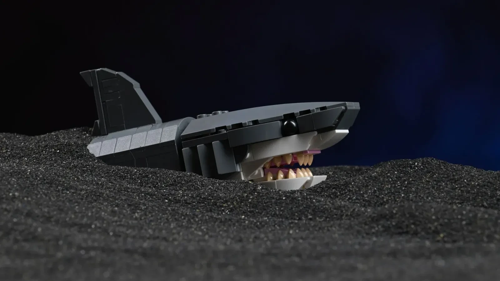 Nahaufnahme der Schwanz- und Rückenflosse des LEGO Faszinierenden Hais (31381)