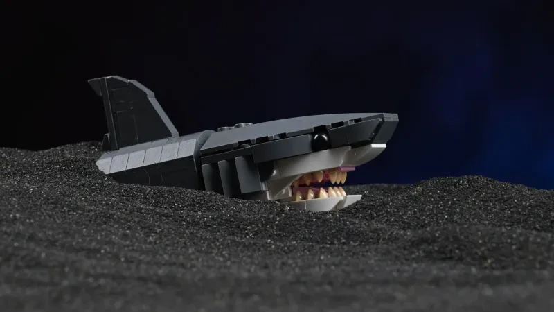 Nahaufnahme der Schwanz- und Rückenflosse des LEGO Faszinierenden Hais (31381)