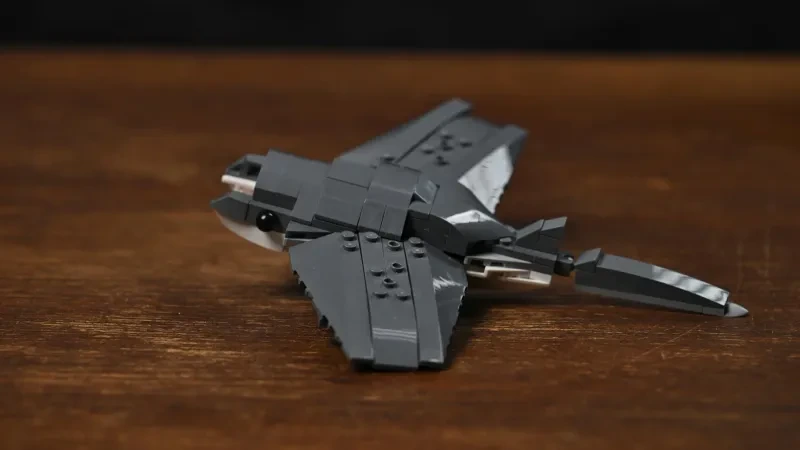 Der Mantarochen-Aufbau des LEGO Faszinierenden Hais (31381) auf einem Holztisch