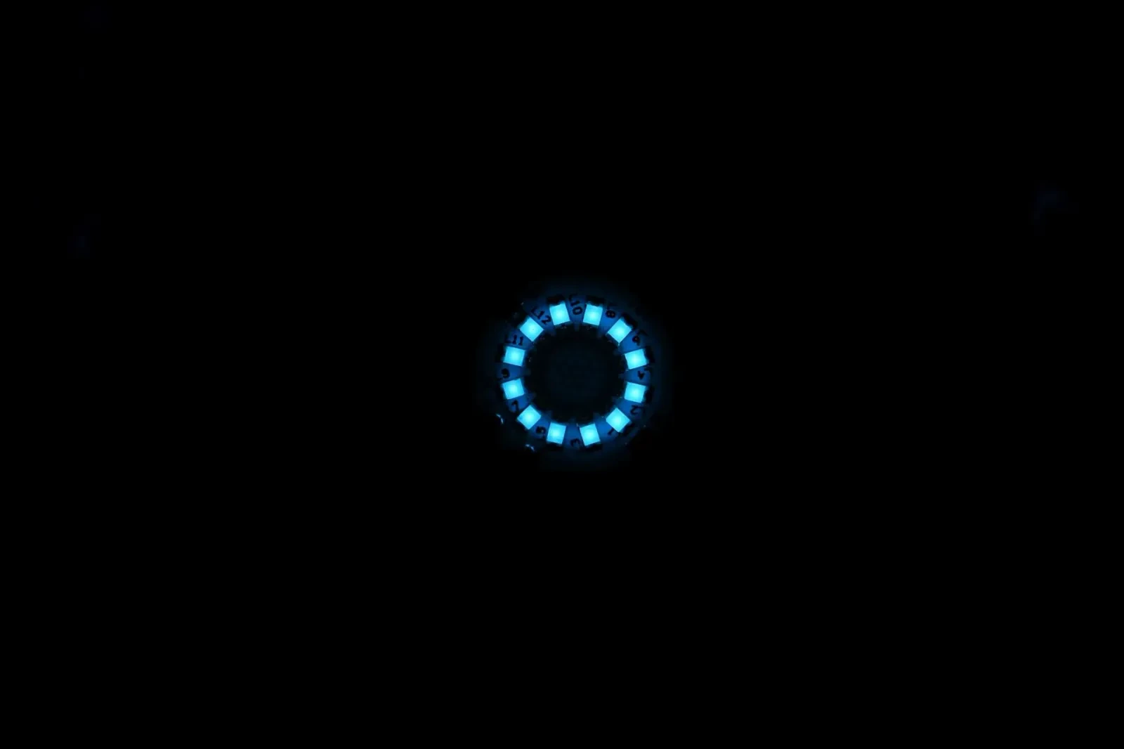 Makroaufnahme des BriksMax-LED-Rings, der in völliger Dunkelheit eisblau leuchtet