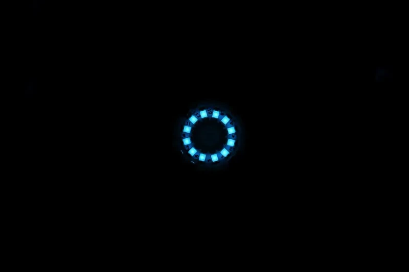 Makroaufnahme des BriksMax-LED-Rings, der als Brustreaktor in völliger Dunkelheit eisblau leuchtet