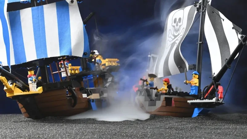 Zwei LEGO-Piratenschiffe im Nebel fotografiert, mit dramatischer Seenebel-Stimmung