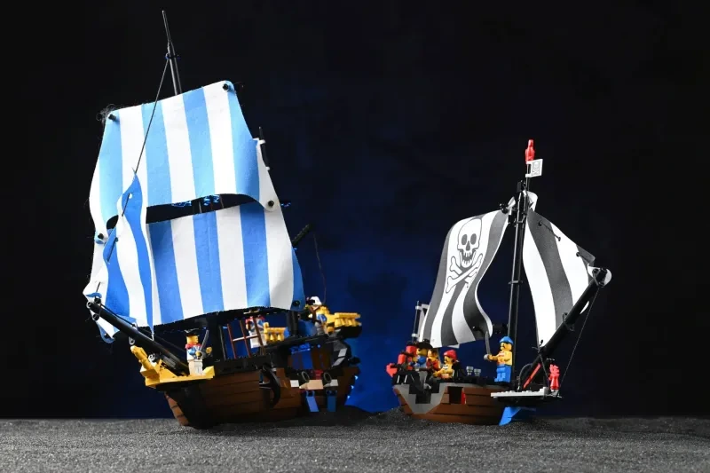 Zwei LEGO-Piratenschiffe aus derselben Sammlung, nebeneinander fotografiert